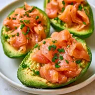 Aguacates Rellenos Salmón con Lima