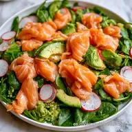 Ensalada de Aguacate y Salmón Cremosa