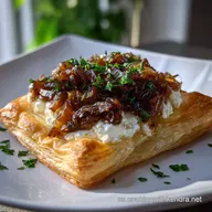 Receta de Hojaldre de Queso de Cabra y Cebolla Caramelizada Crujiente